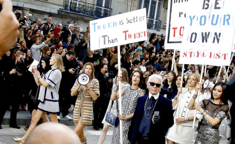 Cara Delevingne, Karl Lagerfeld, Gisele Bundchen - Parigi - 30-09-2014 - Chanel, la sfilata diventa un corteo guidato da Gisele Bundchen