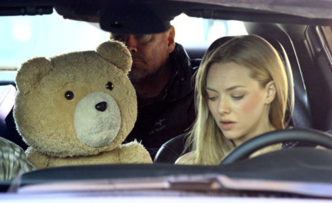Amanda Seyfried - New York - 06-10-2014 - Amanda Seyfried al volante fa coppia con un orsetto molesto!