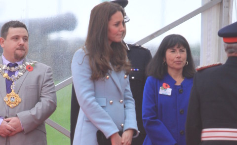 Kate Middleton - Hundleton - 08-11-2014 - Nemmeno il cappotto ormai nasconde il pancino di Kate Middleton