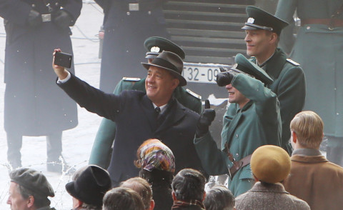 Tom Hanks - Berlino - 10-11-2014 - Tom Hanks, selfie e sorrisi sul set del film 