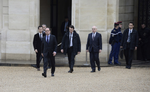 François Hollande - Parigi - 09-01-2015 - Hollande non ha paura: dall'Eliseo a piedi con la scorta