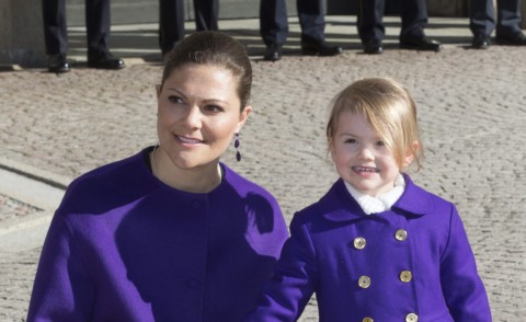 Principessa Estelle di Svezia, Principessa Vittoria di Svezia - Stoccolma - 12-03-2015 - Estelle e Vittoria di Svezia, un outfit viola per due