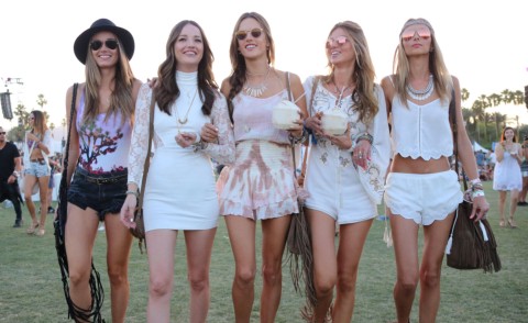 Alessandra Ambrosio - Los Angeles - 13-04-2015 - Coachella 2015, macchina del tempo fashion in stile hippie