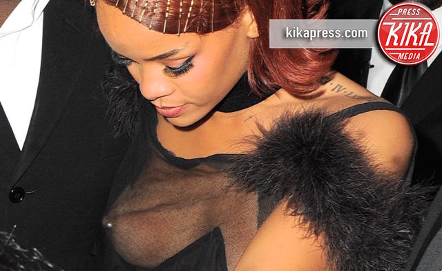 Rihanna - New York - 04-05-2015 - Wardrobe malfunction, a chi non è capitato almeno una volta?