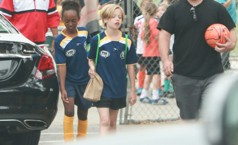 Shiloh Jolie Pitt, Zahara Jolie Pitt - Los Angeles - 09-05-2015 - Il maschiaccio Shiloh contagia Zahara con la passione del calcio