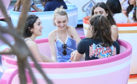 Lily Rose Depp - Los Angeles - 13-06-2015 - Lily Rose Depp si diverte a Disneyland