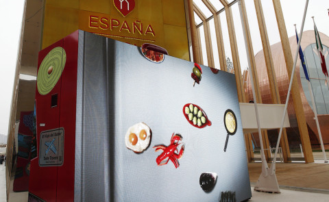 Spagna - Milano - 01-05-2015 - Expo 2015: il padiglione Spagna inizia con una valigia