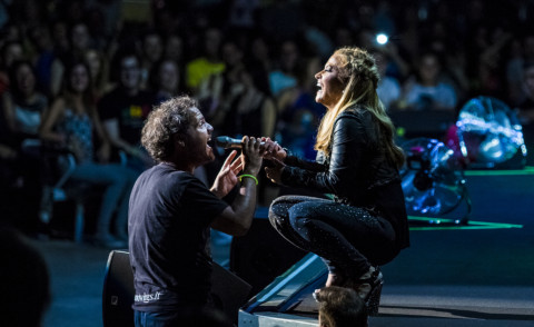 Anastacia - Roma - 22-07-2015 - Anastacia canta con un fan durante il concerto a Roma