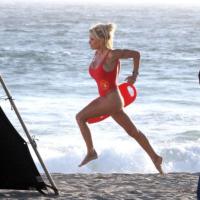 Pamela Anderson - Hollywood - 27-04-2007 - Pamela Anderson torna al costume di Baywatch sulla spiaggia di Malibu