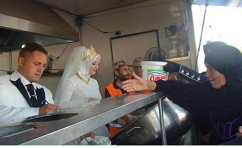 Esra, Fethullah - Turchia - 04-08-2015 - Due sposi turchi dividono il banchetto nuziale con 4000 profughi