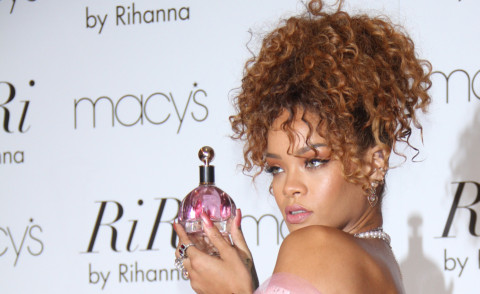 Rihanna - New York - 31-08-2015 - Rihanna sulla scia magica delle dive: il profumo fai da te!