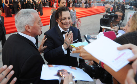 Johnny Depp - Venezia - 04-09-2015 - Venezia 2015: visti dai fan, tra autografi, selfie e linguacce