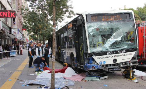 Bomba Ankara - ANKARA - 10-10-2015 - Attentato terroristico ad Ankara, almeno 30 morti