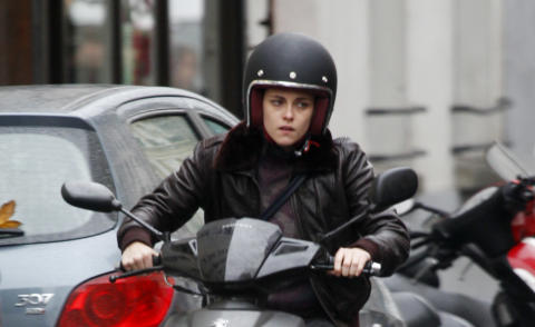 Kristen Stewart - Parigi - 28-10-2015 - Kristen Stewart, una Personal Shopper su due ruote
