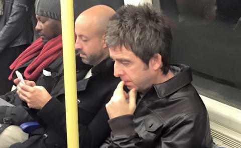 Noel Gallagher - Londra - 29-10-2015 - Noel Gallagher: va a suonare con gli U2 spostandosi in metro