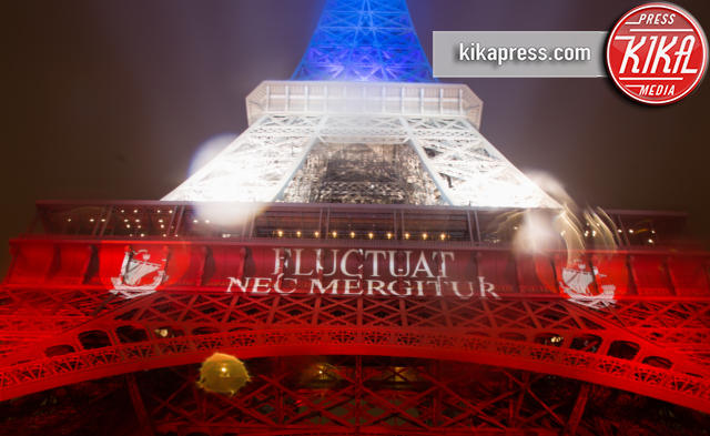 Tour Eiffel - Parigi - 16-11-2015 - La Tour Eiffel riapre nel segno del tricolore francese