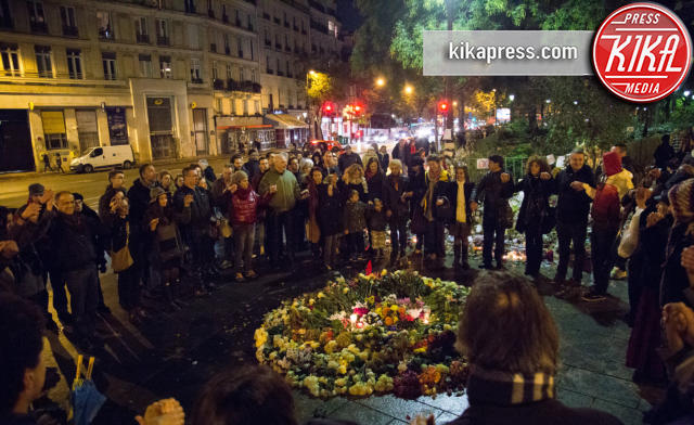 Parigi - Parigi - 20-11-2015 - Parigi una settimana dopo, i cittadini si ritrovano al Bataclan