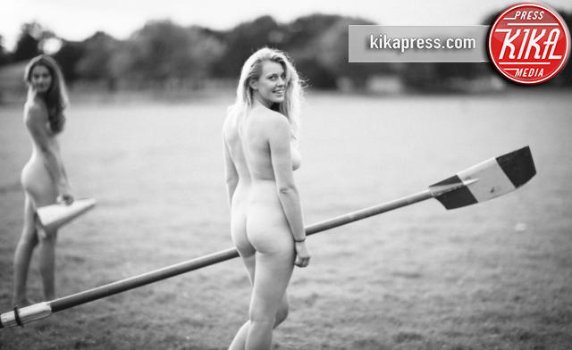 Studentesse University of Warwick Rowing - Warwick - 22-06-2015 - Nude contro il cancro al seno e la censura dei social