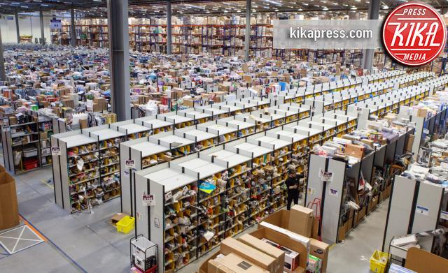 Magazzino Amazon, Amazon - Scozia - 18-11-2015 - Black Friday Amazon: milioni di regali diretti alle vostre case