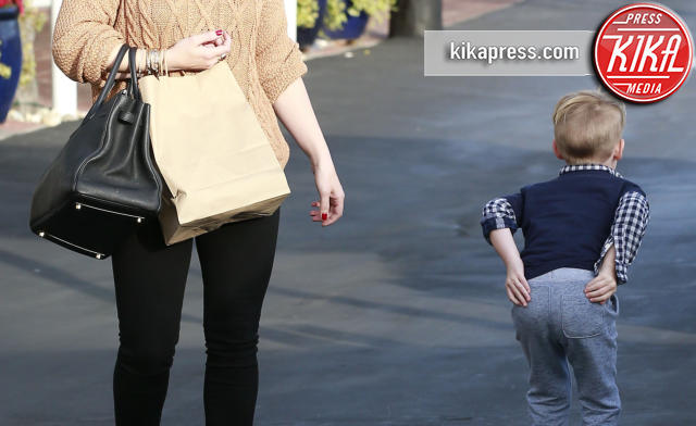 Luca Cruz Comrie, Hilary Duff - Los Angeles - 28-11-2015 - Luca Cruz mostra il fondoschiena e mamma Hilary Duff se la ride