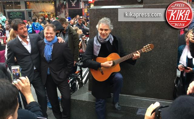 Andrea Bocelli - New York - 12-12-2015 - Andrea Bocelli improvvisa un unplugged a Times Square