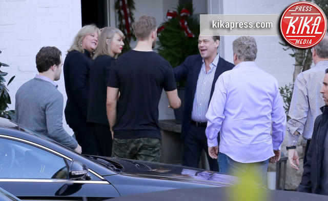 Scott Swift, Andrea Swift, Calvin Harris, Taylor Swift - Los Angeles - 13-12-2015 - Taylor Swift presenta Calvin Harris ai genitori