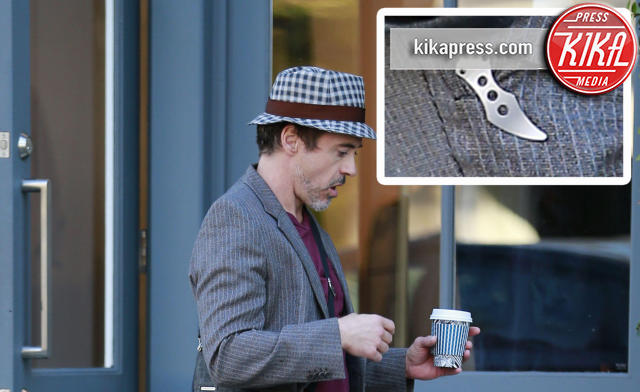 Robert Downey Jr - Los Angeles - 16-12-2015 - Robert Downey Jr. gira armato di coltello