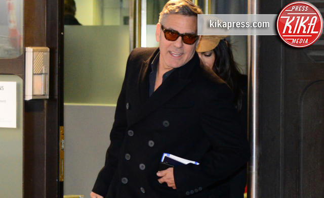 Amal Clooney, George Clooney - Berlino - 10-02-2016 - George Clooney, dura la vita da facchino