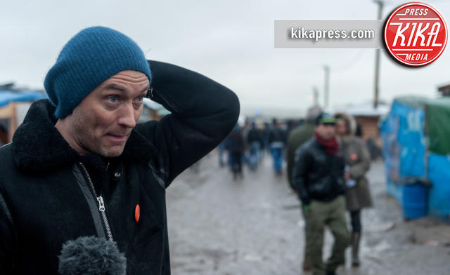 Jude Law - Calais - 21-02-2016 - Jude Law visita il campo profughi di Calais