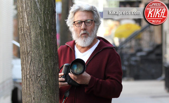 Dustin Hoffman - New York - 08-03-2016 - Un paparazzo dalla barba bianca e lunga, l'avete riconosciuto?
