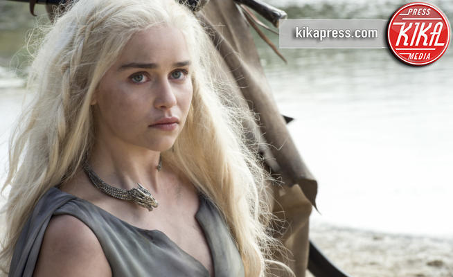 Emilia Clarke (as Daenerys Targaryen) - 15-03-2016 - Attacco hacker a HBO: rubati nuovi epidosi Game of Thrones