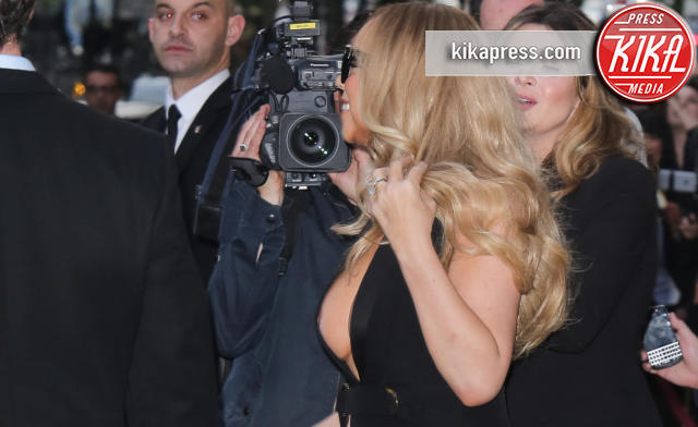 Mariah Carey - Parigi - 21-04-2016 - Wardrobe malfunction: Mariah Carey mostra il seno