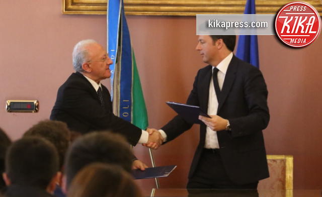 Vincenzo De Luca, Matteo Renzi - Napoli - 24-04-2016 - Matteo Renzi e Vincenzo De Luca firmano il patto per la Campania