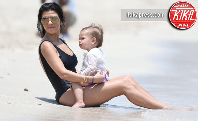 Kourtney Kardashian - Miami - 03-05-2016 - Kourtney Kardashian: una mamma più sexy non c'è
