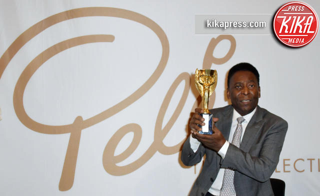 Coppa del Mondo, Pelé - Londra - 01-06-2016 - All'asta a Londra le Coppe del Mondo di Pelé