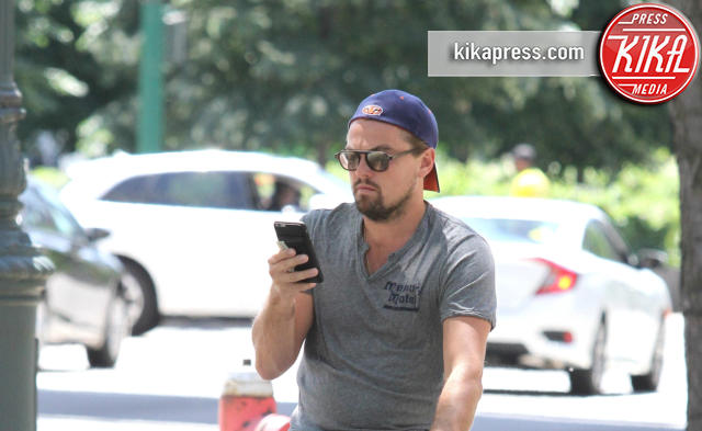 Leonardo DiCaprio - New York - 07-06-2016 - Siamo ormai tutti (anche le star) smartphone addicted