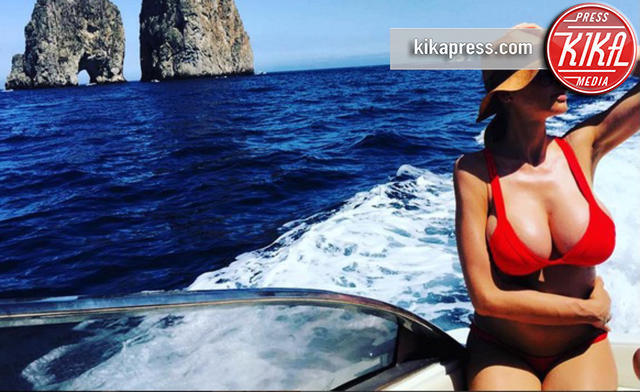 Cecilia Capriotti - Capri - 21-06-2016 - Bikini hot e vacanze: Cecilia Capriotti, così non c'è gara!