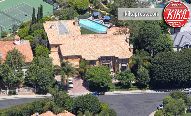 Charlie Sheen - Los Angeles - 11-08-2010 - Charlie Sheen mette in vendita la sua casa di Beverly Hills