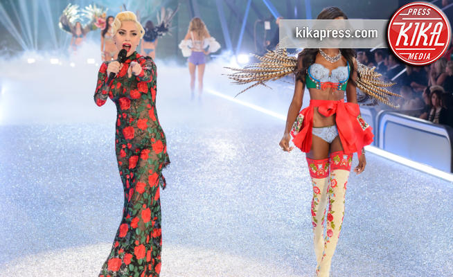 Lady Gaga - Parigi - 30-11-2016 - Lady Gaga sfila con gli Angeli di Victoria's Secret a Parigi