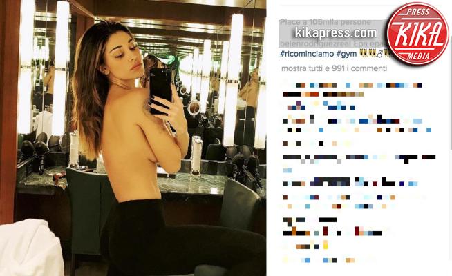 Belen Rodriguez - 03-12-2016 - Belen Rodriguez, selfie in topless allo specchio
