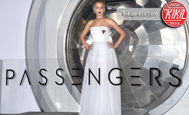Jennifer Lawrence - Westwood - 14-12-2016 - Jennifer Lawrence in bianco siderale alla premiere di Passengers