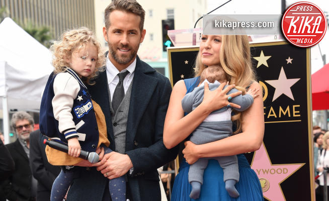 James Reynolds, Blake Lively, Ryan Reynolds - Hollywood - 16-12-2016 - Reynolds-Lively: le prime foto con le figlie sulla Walk of Fame