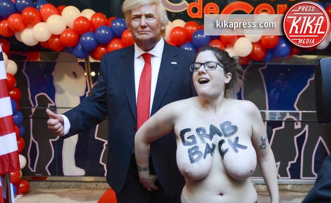 statua Donald Trump, Femen - Madrid - 17-01-2017 - Scandalo! Donald Trump palpeggiato dalle Femen a Madrid