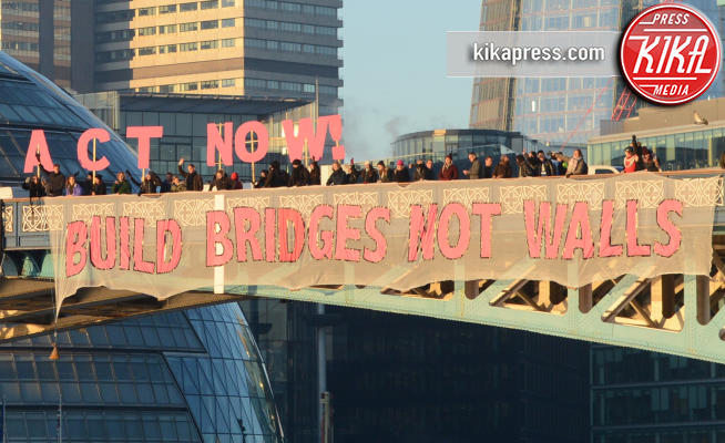 Bridges not walls, Tower Bridge - Londra - 20-01-2017 - Bridges not Walls: la protesta contro Donald Trump