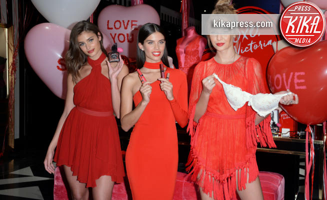 Josephine Skriver, Taylor Hill, Sara Sampaio - New York - 07-02-2017 - Il San Valentino più hot? Quello di Victoria's Secret!