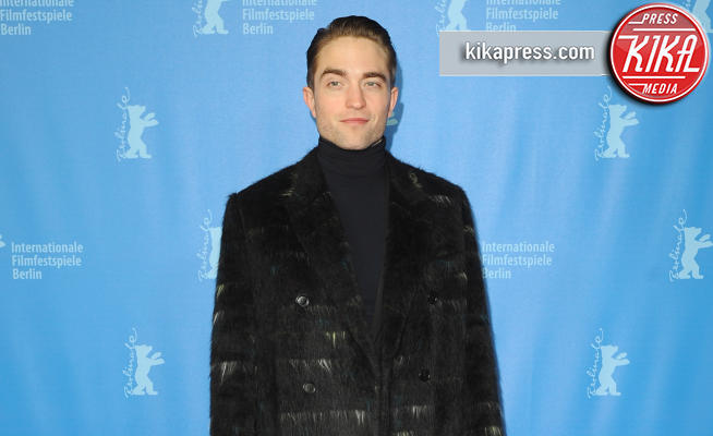 Robert Pattinson - Berlino - 14-02-2017 - Berlino, Robert Pattinson impellicciato sul tappeto rosso