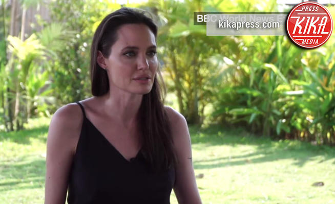 Angelina Jolie - Cambogia - Angelina Jolie si commuove parlando del divorzio