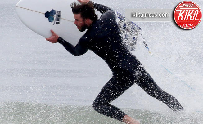 Liam Hemsworth - Malibu - 21-02-2017 - Lezioni di surf? Prendetele da Liam Hemsworth!