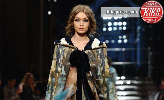 sfilata Alberta Ferretti, Gigi Hadid - Milano - 22-02-2017 - Milano Fashion Week: Gigi Hadid è la stella di Alberta Ferretti