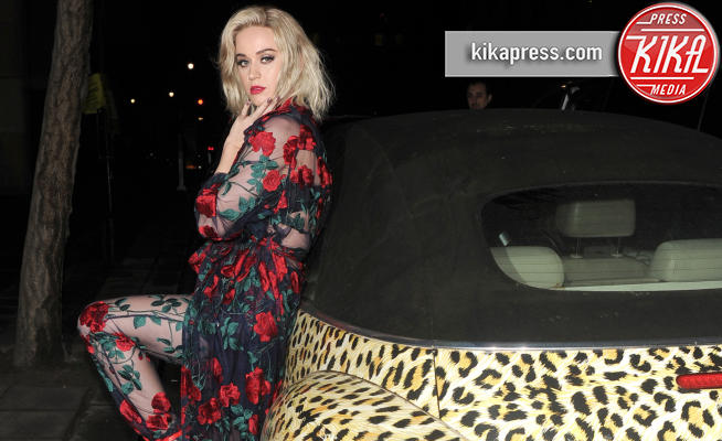 Katy Perry - Londra - 22-02-2017 - Katy Perry ha un abito animalier per la sua automobile!
